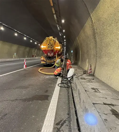 光山隧道排水渠清淤